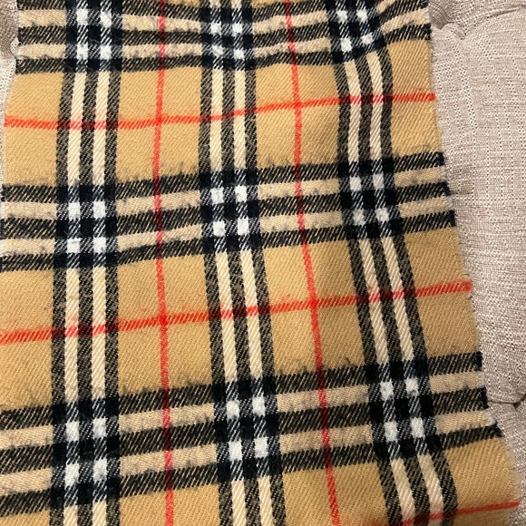 Authentic Burberrys scarf (Unisex) - Picture 4 of 6
